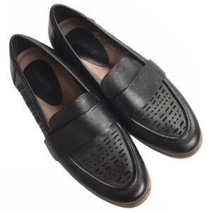 EUC Earth Brand Shoes / Loafers